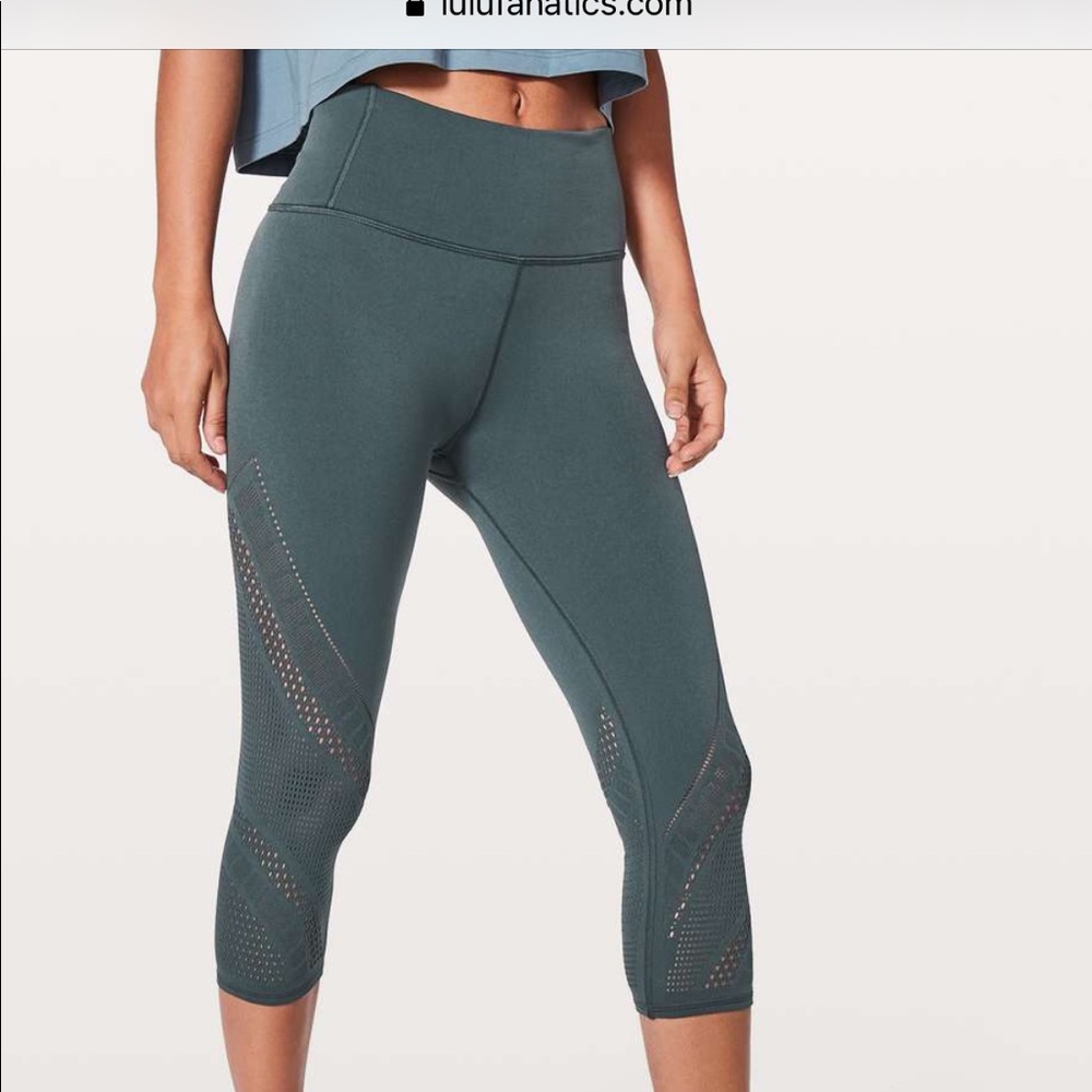 NWT lululemon reveal crop interconnect Sz 10 teal